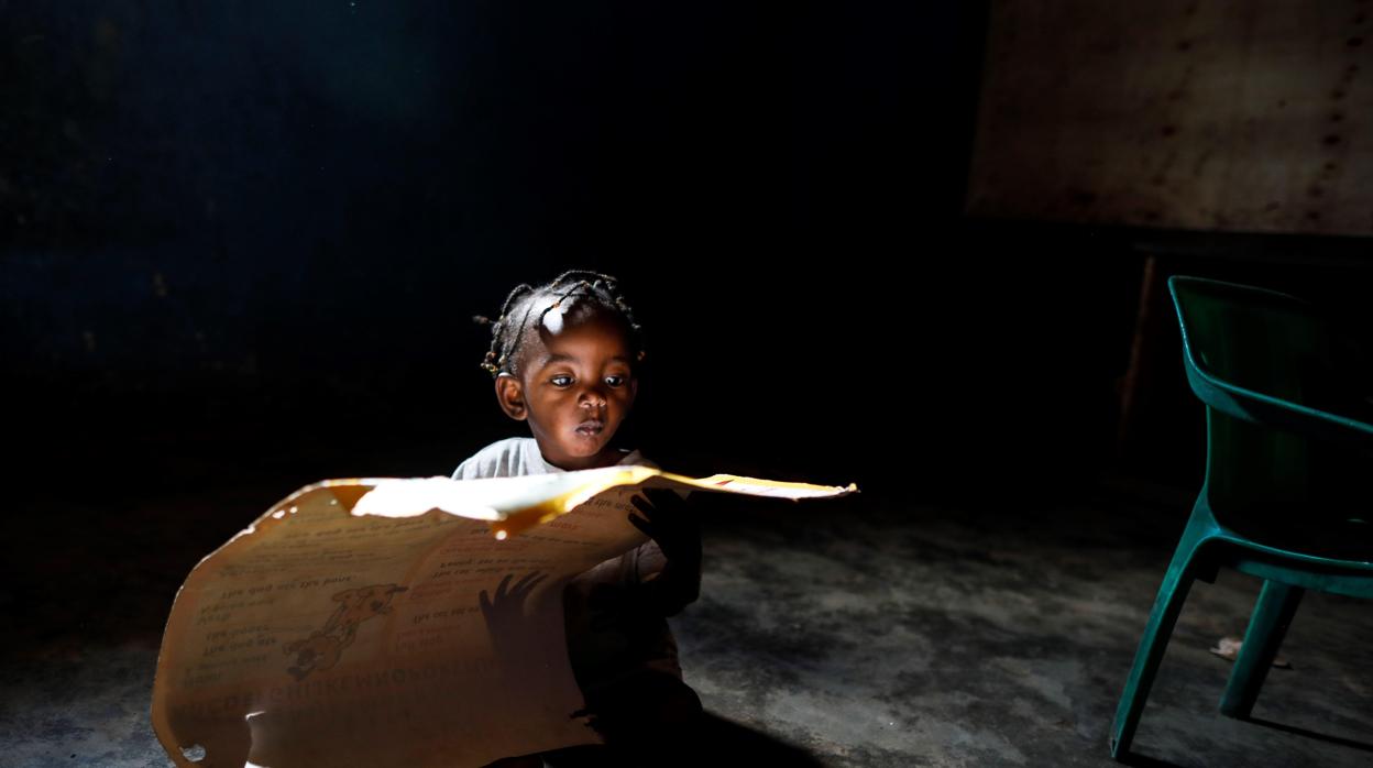 Una niña contempla un mapa de África en un orfanato de niños con VIH en Nairobi (Kenia)