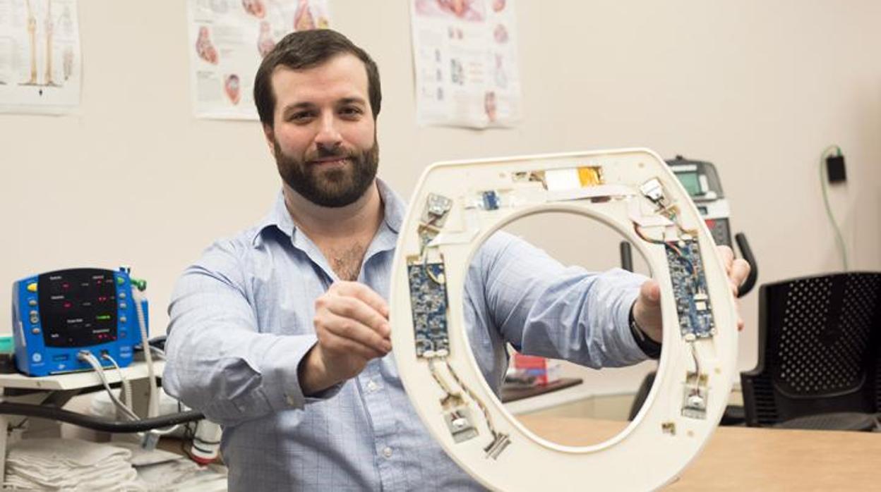 Nicholas Conn, miembro postdoctoral del RIT y fundador y CEO de Heart Health Intelligence, es parte del equipo de la universidad que ha desarrollado un sistema de monitoreo cardiovascular basado en el inodoro