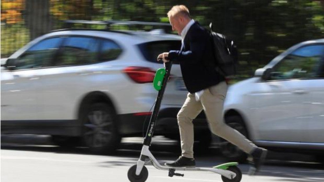 Cinco consejos de fisioterapeutas para prevenir las lesiones por el uso de los patinetes eléctricos