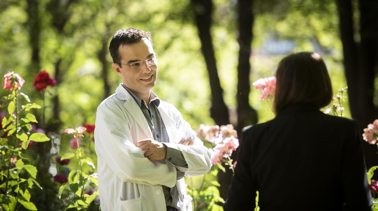 El doctor Diego Urgelés, junto a Virginia, su paciente, en la Clínica Nuestra Señora de la Paz, de la Orden Hospitalaria de San Juan de Dios, en Madrid