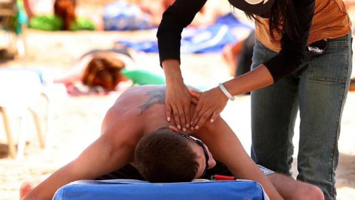 Los masajes ambulantes en la playa pueden empeorar lesiones previas