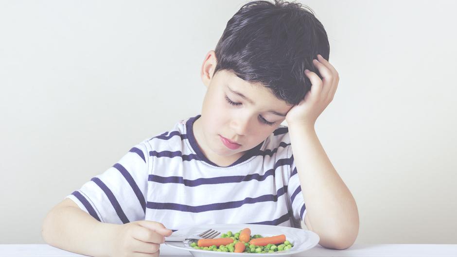 Un adolescente inglés se queda ciego tras alimentarse únicamente de comida basura