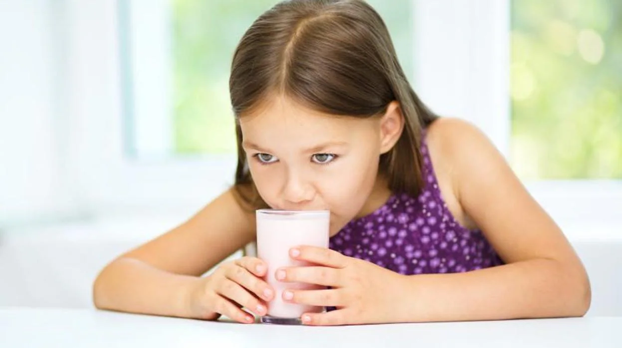 Los pediatras recomiendan que los bebés y niños solo beban, según la etapa, leche materna o de fórmula, agua y leche de vaca