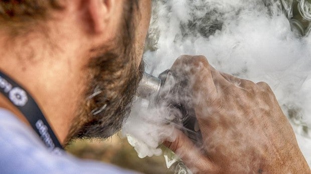 El humo del cigarrillo electrónico causa cáncer de pulmón en ratones