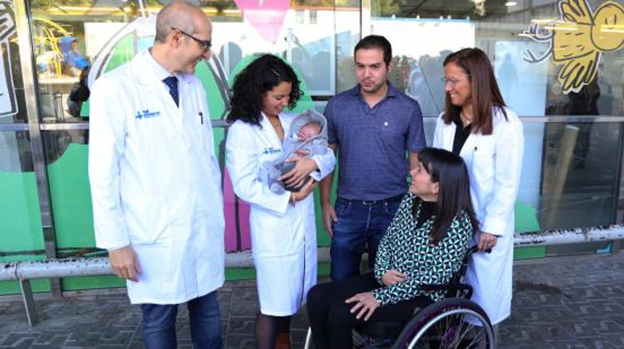 Yasmina Andrés con el equipo médico del Programa de atención integral a la salud sexual y reproductiva para personas con lesión medular