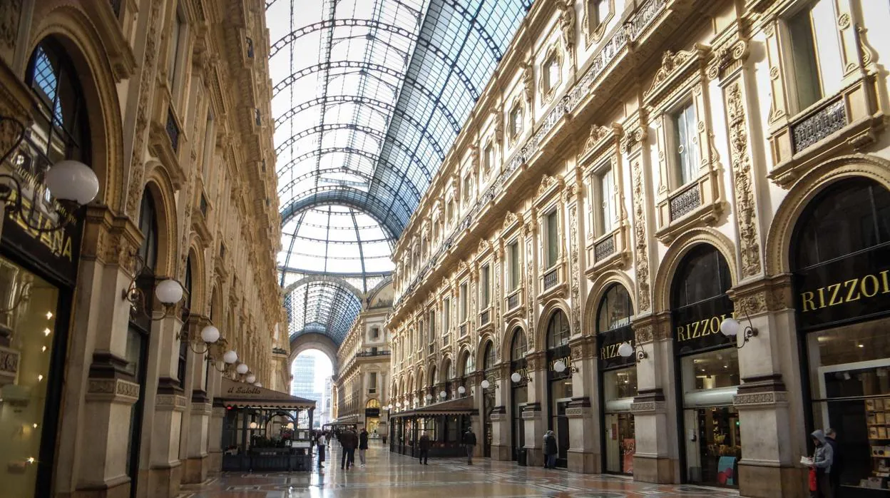 Vista de la Galería Víctor Manuel II prácticamente vacía en Milán