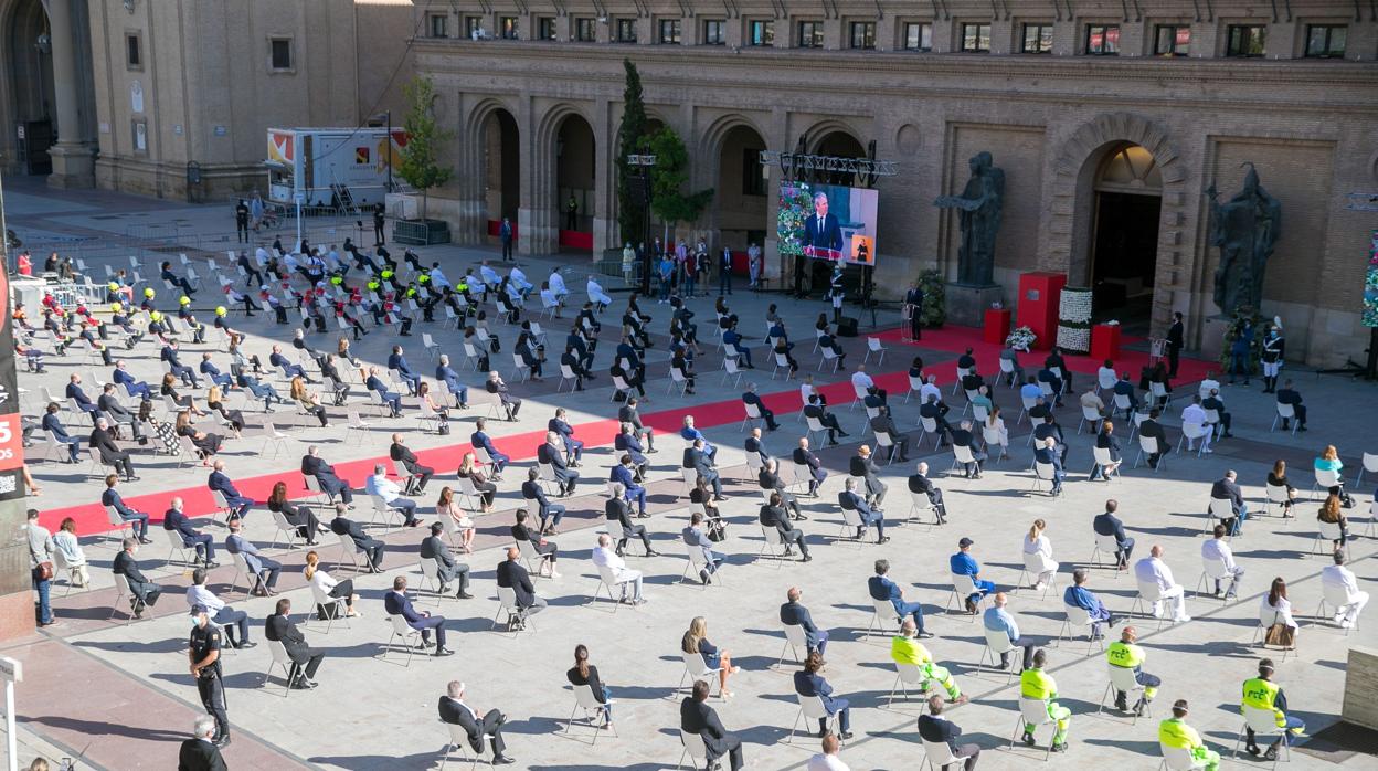 Vista del acto de homenaje a los 696 zaragozanos fallecidos por la COVID-19 celebrado este martes en la Plaza del Pilar de Zaragoza.