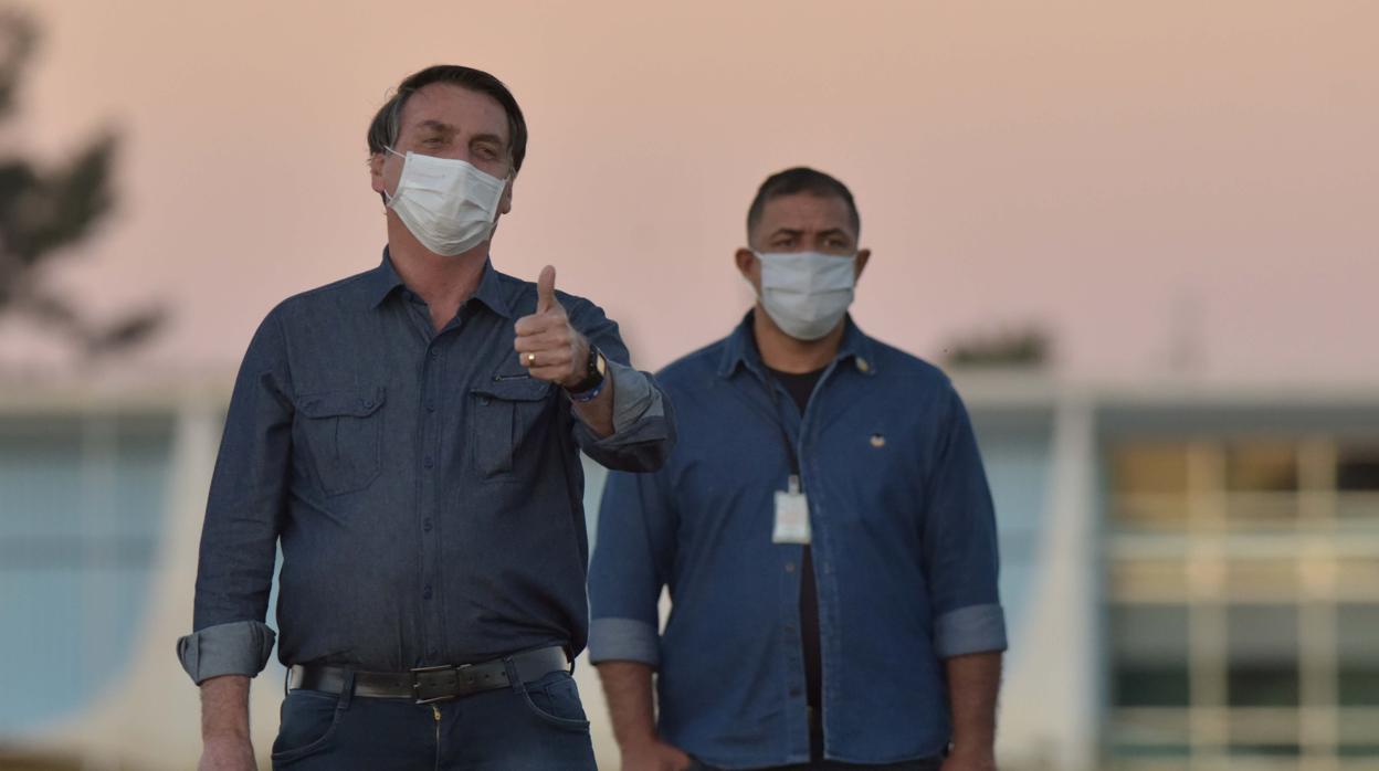 Bolsonaro asegura estar tomando hidroxicloroquina