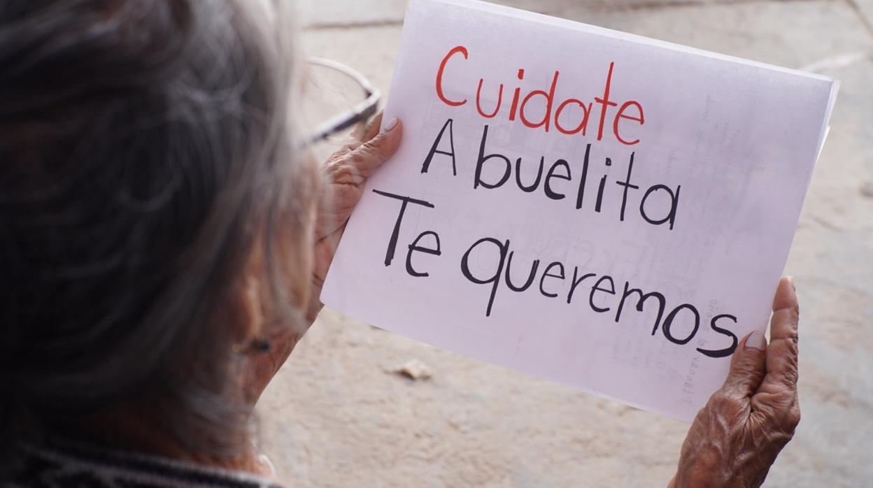 JUCHITAN (MÉXICO) Fotografía fechada el 24 de julio del 2020 de a una indígena zapoteca de 74 años que padece alzhéimer.