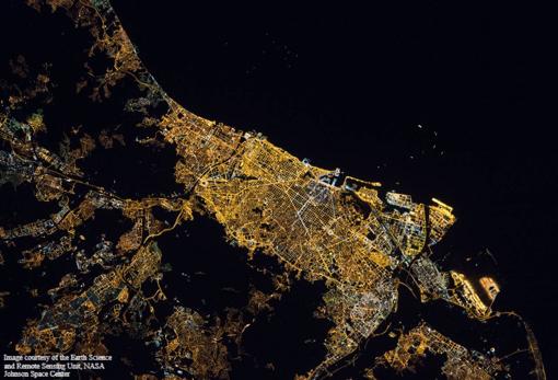 Imagen nocturna de Barcelona desde la Estación Espacial Internacional, realizada el 18 de abril de 2013. Hora: 22:10:46 GMT (hora local 00:10:46) (ISS035-E-23385). / Cortesía de la NASA