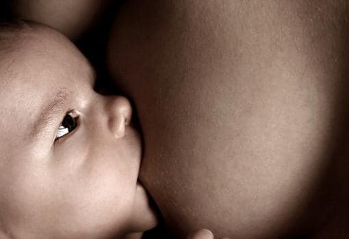 Hay evidencias de que aquellos niños que han tomado leche materna presentan menor incidencia de enfermedad inflamatoria intestinal, alergias y asma durante la niñez