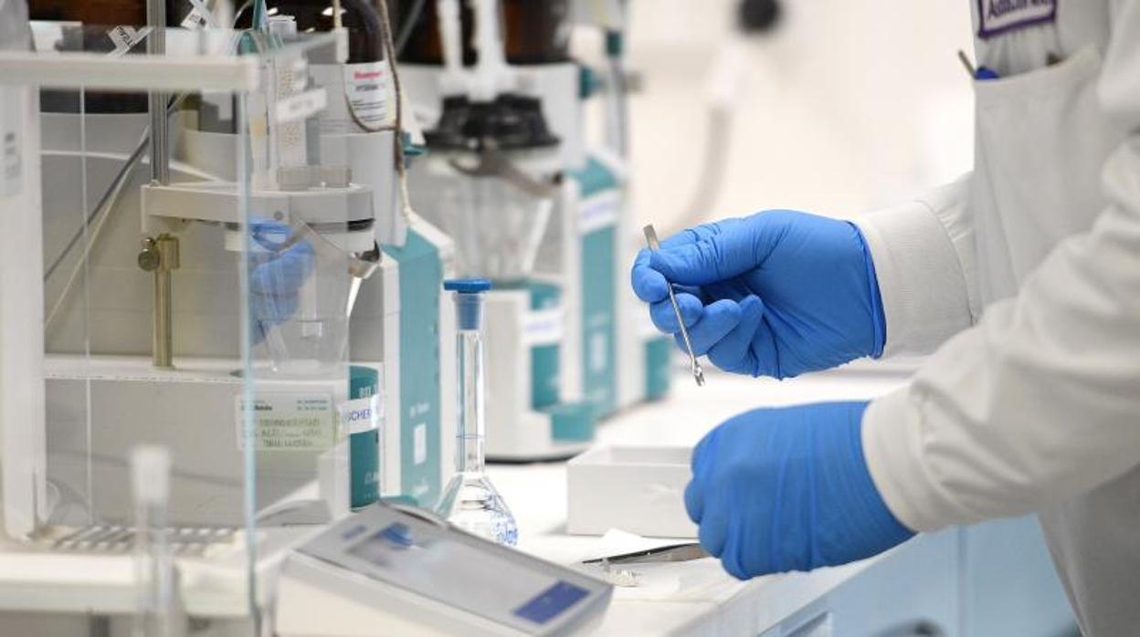 AstraZeneca ha anunciado que interumpe los ensayos con su vacuna