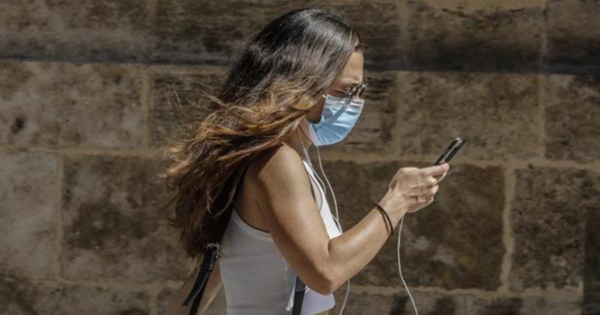 Una joven, protegida con una mascarilla