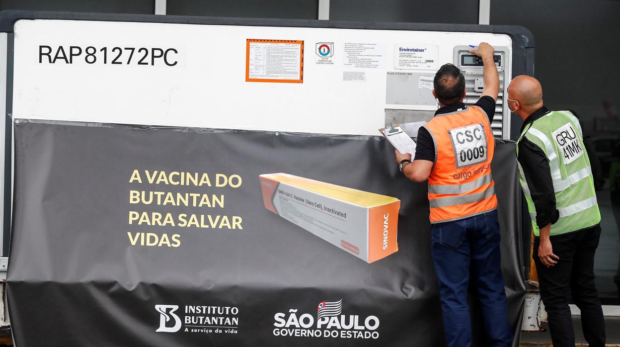 Brasil recibe el primer lote de la vacuna china contra la covid-19