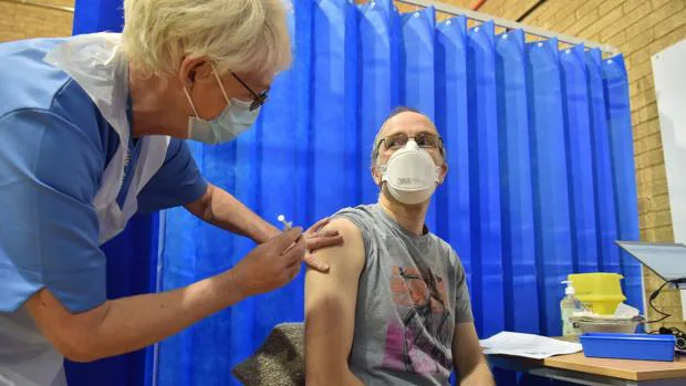 ¿Seguirán transmitiendo el coronavirus las personas vacunadas?
