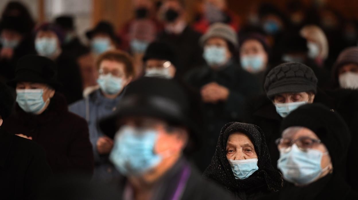 Ya son 100 millones de infectados y 2 millones de fallecidos.en todo el mundo. Oficio religioso en Rumanía.