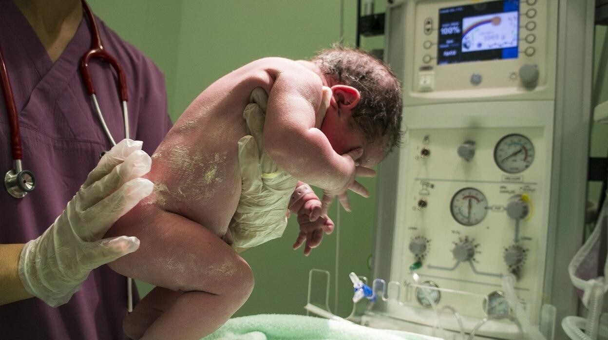 Bebé recién nacido en un hospital