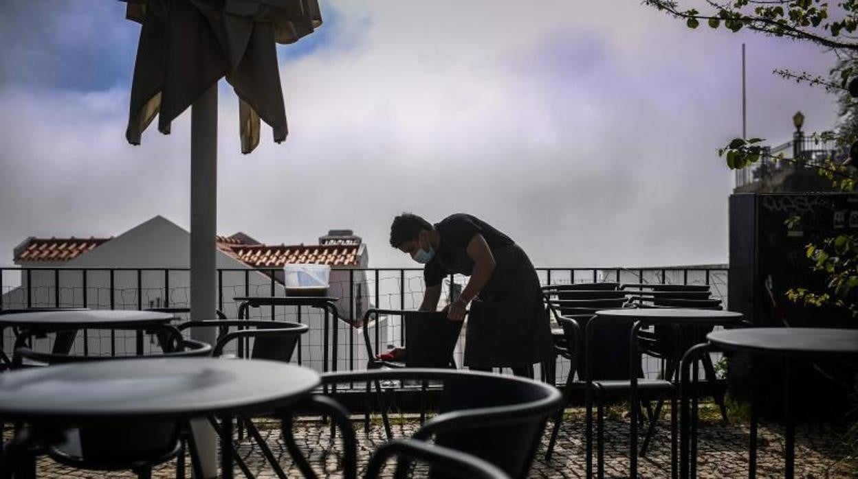 Los CDC señalan que una limpieza rutinaria a conciencia con jabón o detergente, al menos una vez al día, es suficiente para reducir sustancialmente los niveles de virus en las superficies