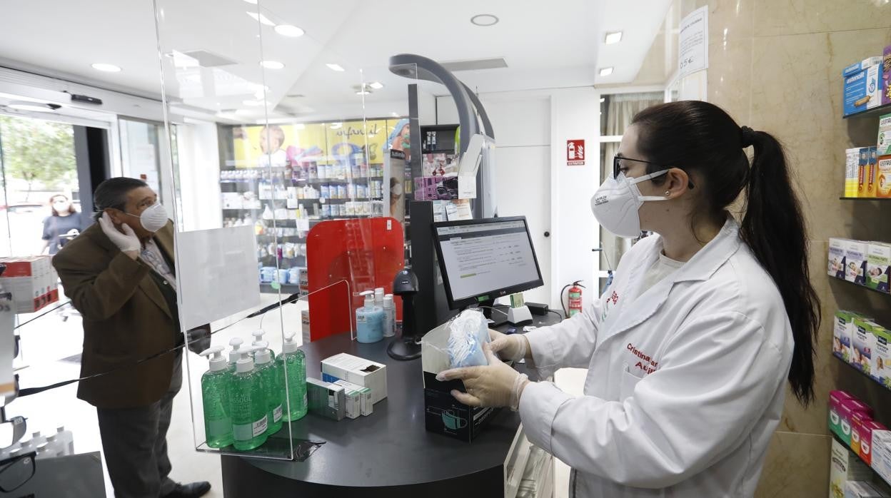 Una farmacéutica vende mascarillas