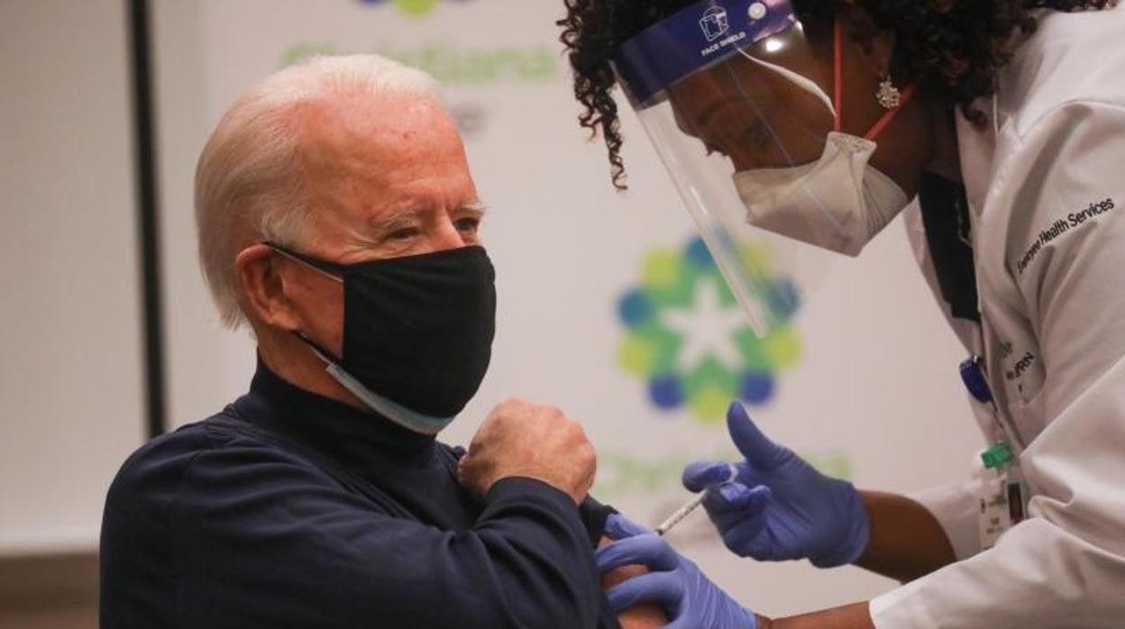 Joe Biden recibe la vacuna de Pfizer