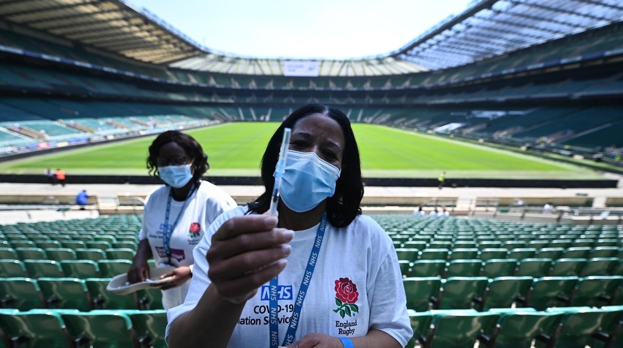 Vacunación en Inglaterra en el Estadio de Rugby Twickenham