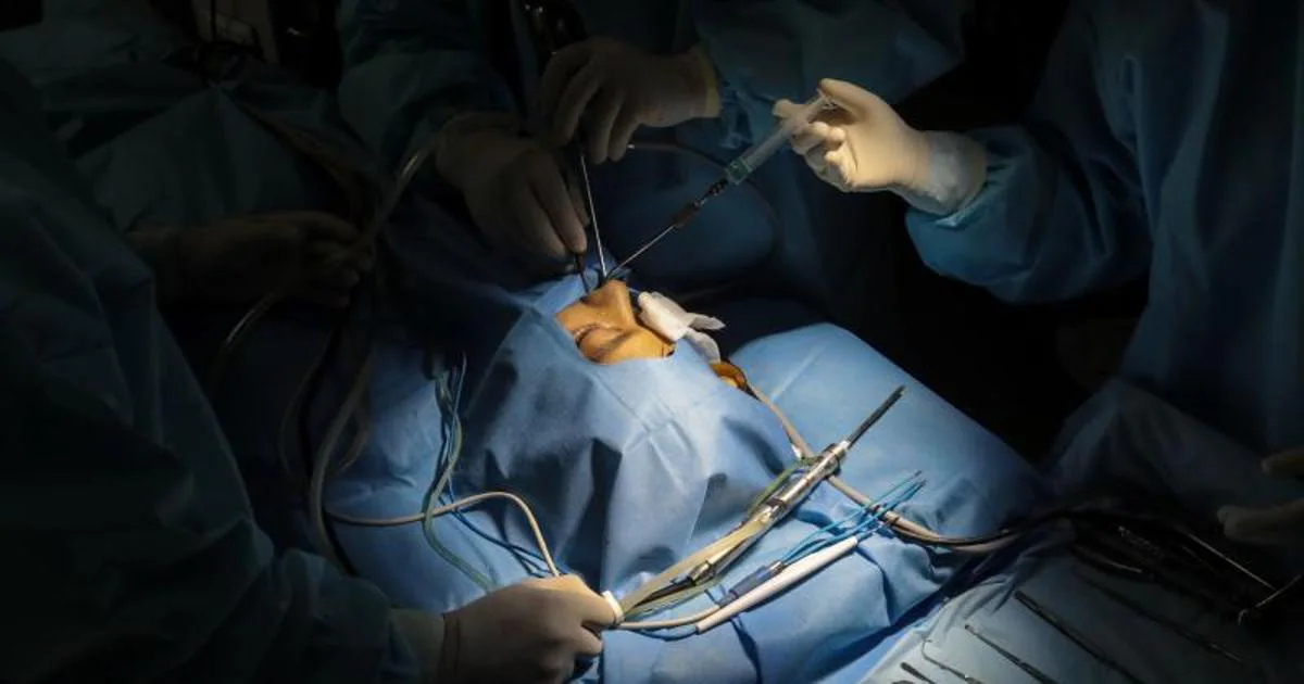 Cirugía a un paciente con mucormicosis en India, donde han aumentado los diagnósticos con la pandemia de Covid-19