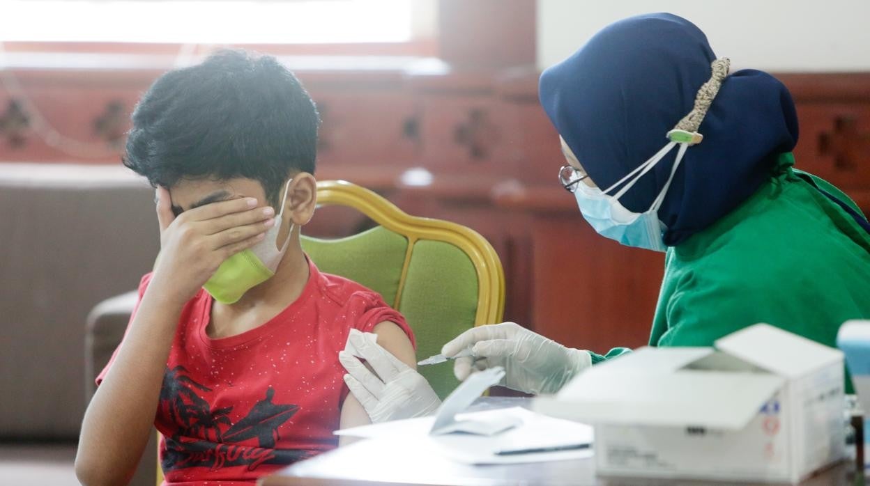 Un estudiante es vacunado frente a la COVID-19 en Jakarta, Indonesia, 31 de Julio 2021.