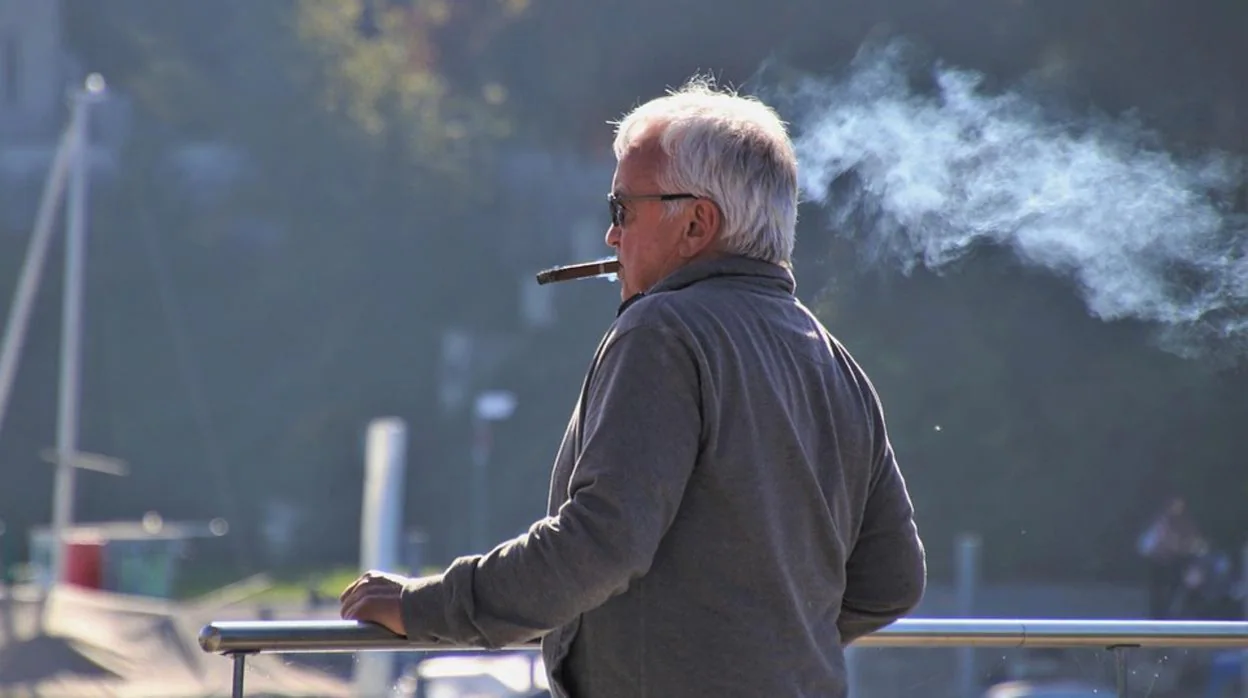 Hombre de mediana edad fumando
