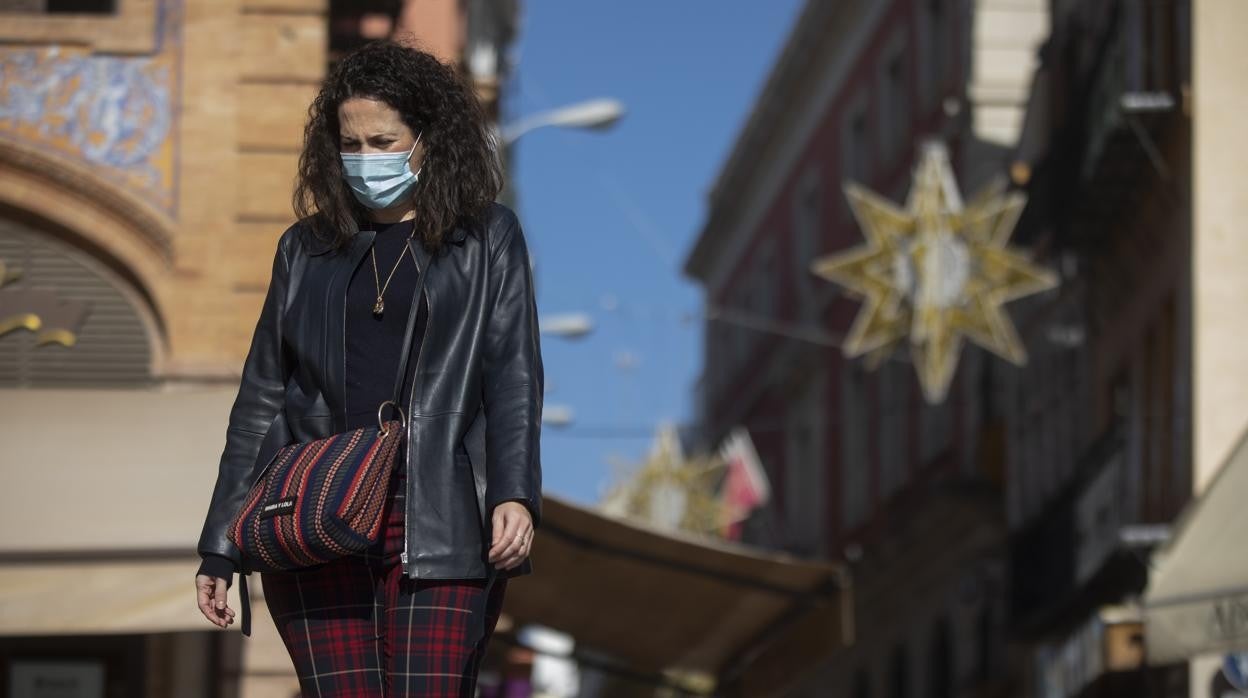 Mujer con mascarilla en Sevilla