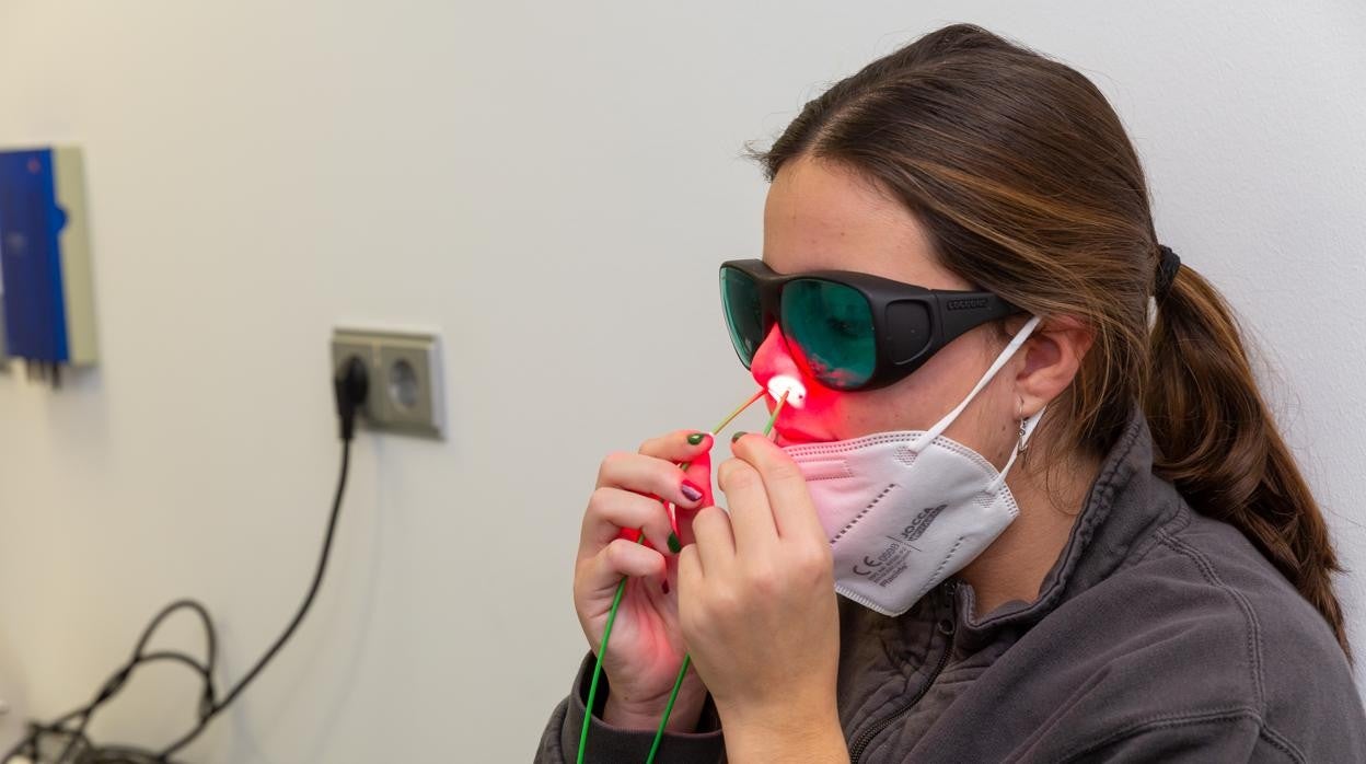 Una de las pacientes participante en el ensayo con el dispositivo de fotodesinfección nasal