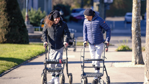 Tres parapléjicos vuelven a caminar un día después de recibir un implante electrónico