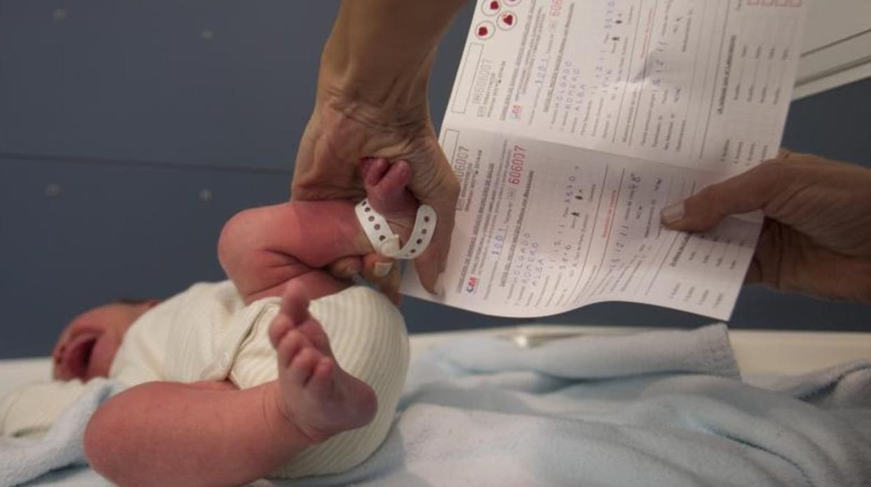 La prueba del talón es una prueba de cribado neonatal que en España se realiza a todos los recién en nacidos en sus primeras 48-72 horas de vida