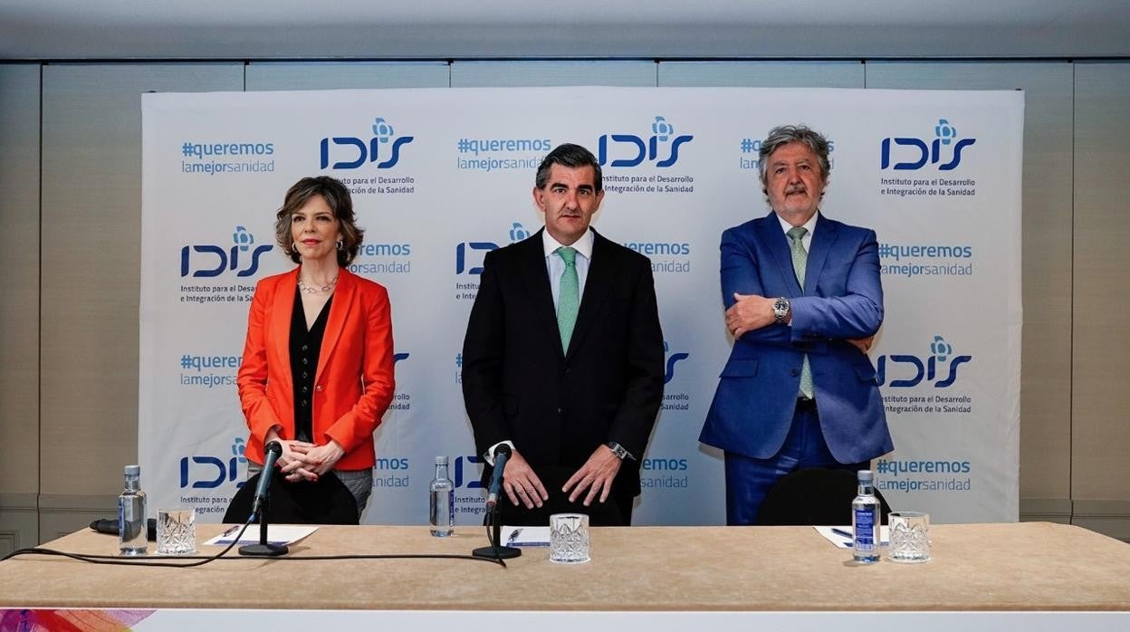 Doña Marta Villanueva Directora general de la Fundación IDIS, Juan Abarca Presidente de la Fundación IDIS y Ángel de Benito Secretario general .