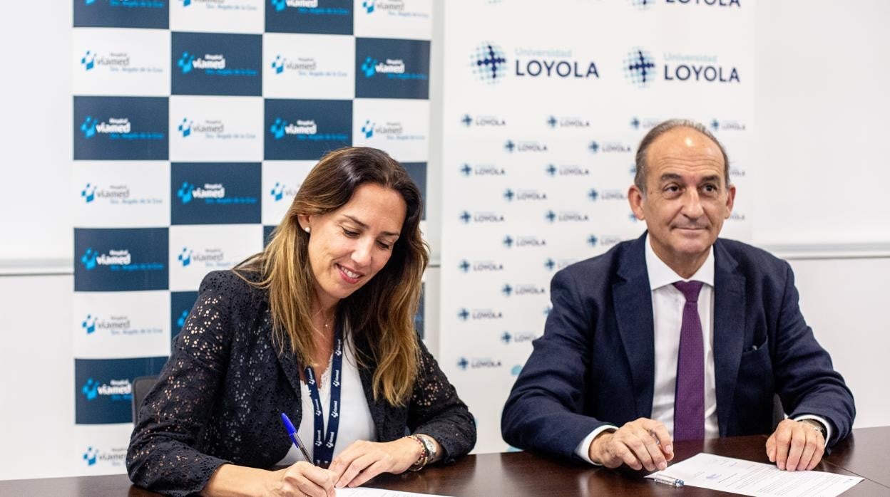 María José Cañas, directora gerente del Hospital Viamed Santa Ángela de la Cruz, y Gabriel Pérez Alcalá, rector de la Universidad Loyola / Viamed