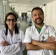 El doctor Jordi Félix Colmenero Arroyo Colmenero con la doctora Yiliam Fundora, de su equipo en el IDIBAPS