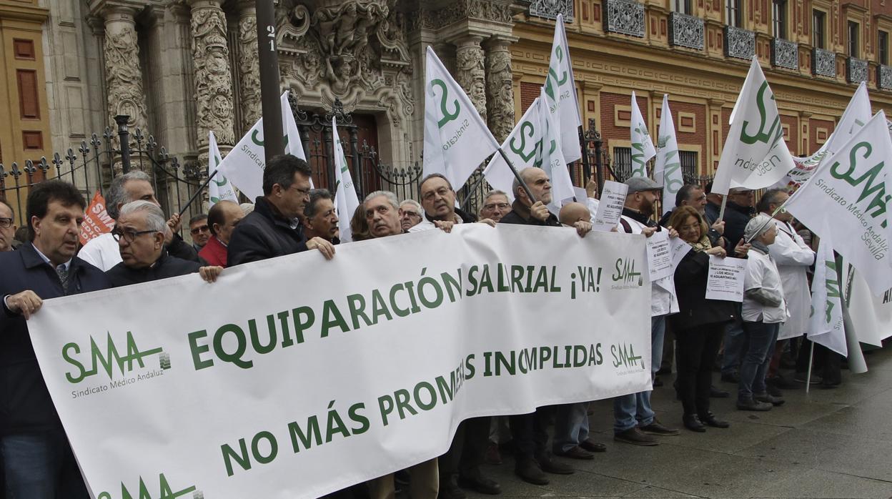 Marea de batas blancas, ayer en Sevilla