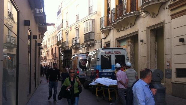 El herido, en el momento de ser trasladado a la ambulancia