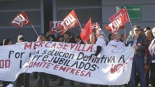 Manifestación de prejubilados de Mercasevilla ante la Junta de Andalucía