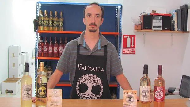 Luis Martínez junto a varios de los productos Valhalla