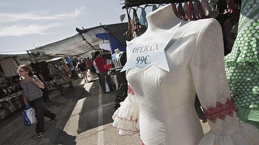 Un traje de flamenca en venta en el mercadillo del Charco de la Pava