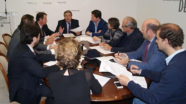 Juan Ignacio Zoido, con los empresarios, debatiendo las enmiendas del PP a las ordenanzas