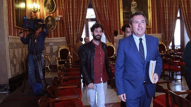 Juan Espadas, junto al concejal de Participa Julián Moreno, en el pleno de ayer de Mercasevilla