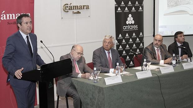 Espadas, durante la jornada de la Cámara de Comercio