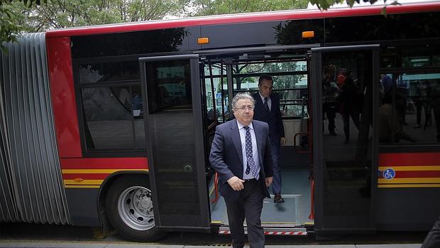 Juan Ignacio Zoido, apeándose de un autobús de Tussam