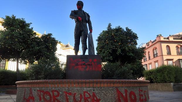 El monumento de Curro Romero ha vuelto a ser víctima de los vándalos