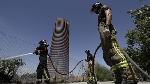 El Ayuntamiento de Sevilla convocará en 2016 un total de 35 plazas para Bombertos y Policía Local