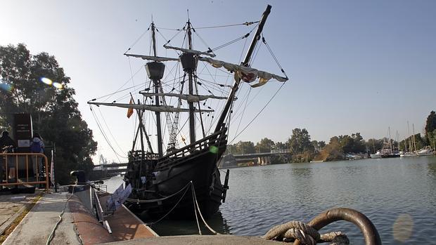 La Nao Victoria en el muelle del Sevilla