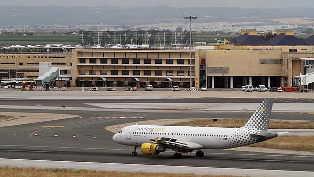 Un avión en la pista del aeropuerto