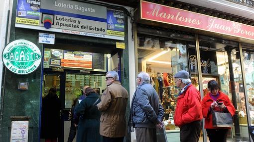 Colas en la administración en la calle Sagasta