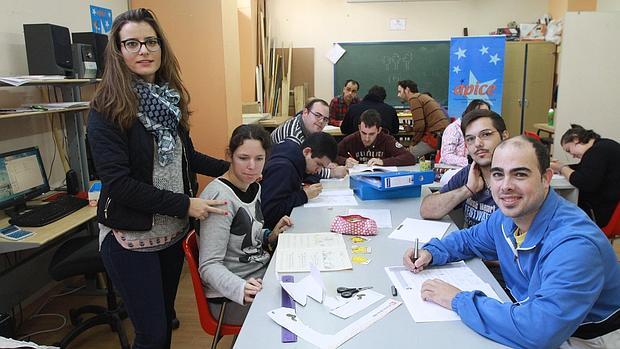 Leticia (en pie) junto a los jóvenes con epilepsia con los que trabaja a diario habilidades sociales